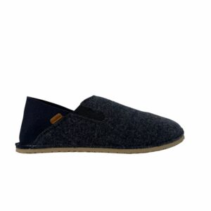 Offrez à votre enfant un confort naturel avec les chaussons FRODDO Slip On Wooly Barefoot en laine. Faciles à enfiler, légers et en bleu foncé, ils favorisent le développement naturel des pieds."