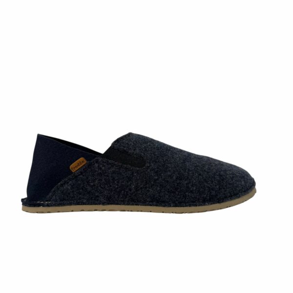 Offrez à votre enfant un confort naturel avec les chaussons FRODDO Slip On Wooly Barefoot en laine. Faciles à enfiler, légers et en bleu foncé, ils favorisent le développement naturel des pieds."