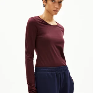 armed-einiaara-dark-cranberry